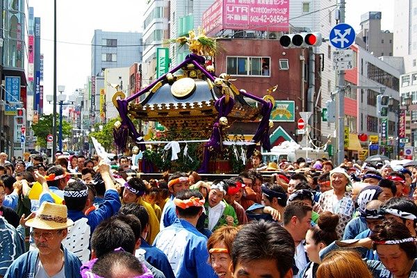 黒屋根の三つ葉葵紋が悠然と渡御。10.07.25.