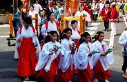 神輿先導で稚児達が頑張る。'10.07.25.