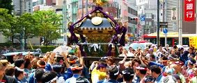 猛暑の中を途切れぬ神輿揉み。'10.07.25.