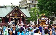 休息の天祖神社より渡御へ。'10.07.04.