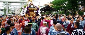 氏子区域に移転してきた天祖神社に入り込む。'10.07.04.