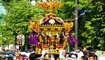 初の渡御の煌びやかな宮神輿。'10.07.18.