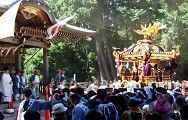 宮司も平成神輿を見守る。'10.07.18.