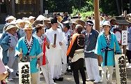 蓑傘の氏子総代たち。'10.07.18.