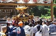 参道の提灯木戸を潜る。'10.07.18.