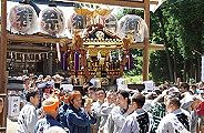 潜り終えて一息の担ぎ手。'10.07.18.