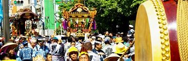 御太鼓が先導して殿は囃子山車の祭列。'10.07.18.