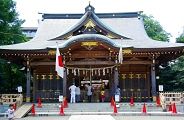 広い境内にゆったりと社殿。'10.07.18.