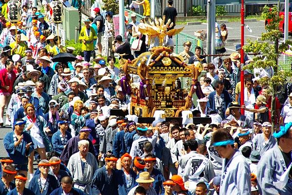 府中街道を渡御する平成の新建造神輿。'10.07.18.