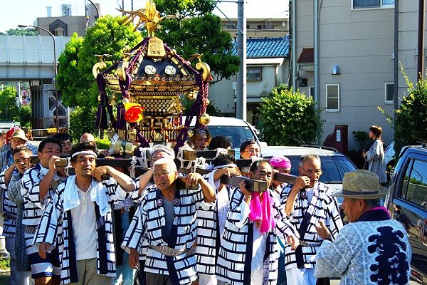 稲城大橋取付け路を悠然と渡御。'10.07.18.