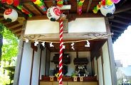 小さな社殿に津島と稲荷の祠。'10.07.18.