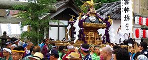 そろりと宮出しして神社前で神輿揉み。'10.07.04.