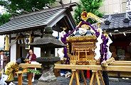 狭い社殿前での祝詞。'10.07.04.