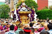 蒸し暑い中で氏子区域を渡御。'10.07.04.