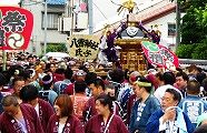 大団扇で担ぎ手を鼓舞。'10.07.04.
