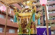 固定され鎮座する宮神輿。'10.07.31.