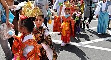 暑さにも負げず稚児が渡御列を先導。'10.08.07.