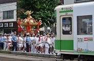 頻繁に通り過ぎる都電。'10.08.07.