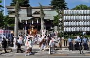 集まりだした氏子衆。'10.08.07.