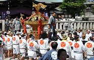宮出しのためよいとで神輿方向転換。'10.08.07.