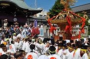 狭い境内での神輿揉み。'10.08.07.