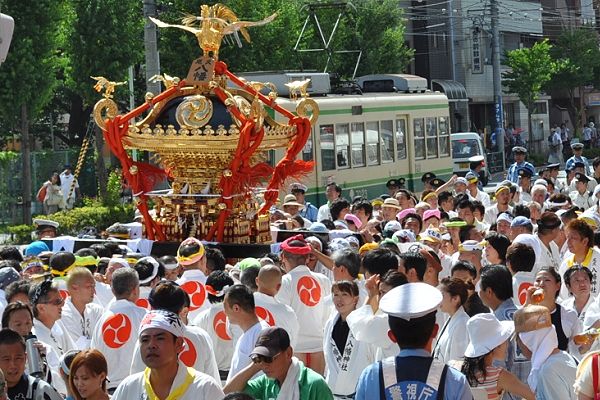 警備員に守られた尾久八幡神社の宮神輿。'10.08.07.