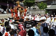 参列者汗拭きふきの発御式。'10.08.07.