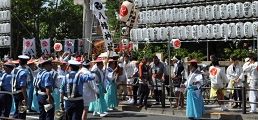 猛暑の中で正装の氏子役員。'10.08.07.