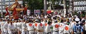 神社鳥居前から渡御が始まる。'10.08.07.