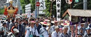 炎天下の渡御列。'10.08.07.