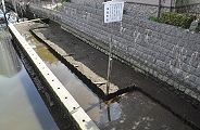 埋設されている佃小橋下。'10.08.08.