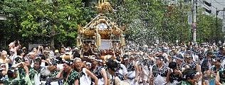 炎天下の担ぎ手には救いの水。'10.08.08.