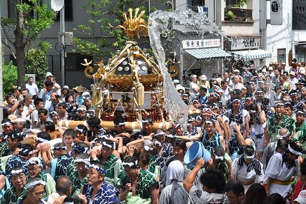 天保の八角神輿の納め渡御に感謝の水かけ。'10.08.08.