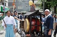 先導役の引き太鼓。'10.08.08.