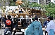 神職が祭壇チェック。'10.08.08.