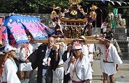 参道をよいと担ぎ。'10.08.22.