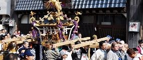よいと担ぎで渡御。'10.08.22.