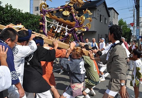 毎年の担ぎなのか違う半纏でも息が合う横田担ぎ。'10.08.22.