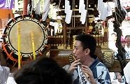 品川拍子奏でる竹撥と横笛。'10.08.22.