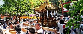 神輿揉み終えて右手裏門へ進む。'10.08.22.