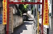 狭い表参道入口。'10.08.22.