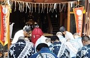 神輿庫内での出御式。'10.08.22.
