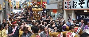 あすとアーケード街を威勢よく渡御。'10.08.08.
