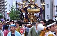 急な暗天の中の環八通り渡御。'10.08.08.