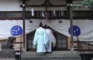 拝殿に入る神職。'10.08.08.