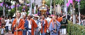 渡御列が八幡坂を登りだす。'10.08.08.