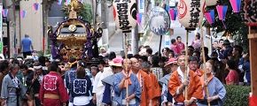 お囃子が渡御列を先導。'10.08.08.