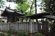 高台に佇む本殿。'10.08.08.