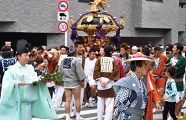 鳥居前通りから渡御。'10.08.08.