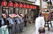 参道での祝詞奏上。'10.08.08.